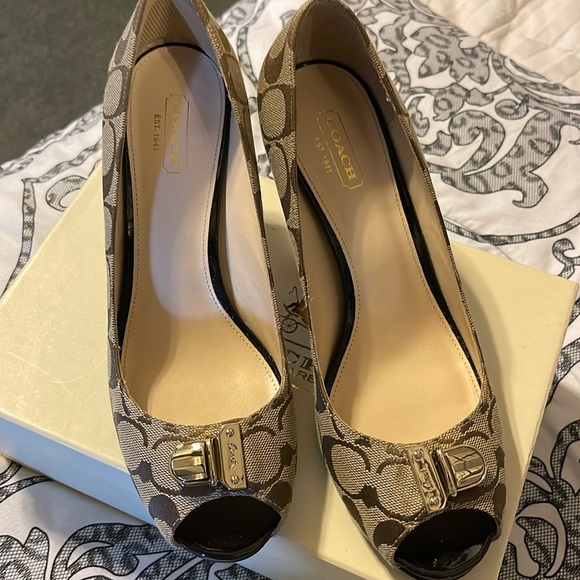 Coach Helaine Peep toe signature khaki sandals. - Picture 1 of 5